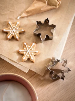 Hot Kakeform Formet Som En Snøkrystall Bakeartiker